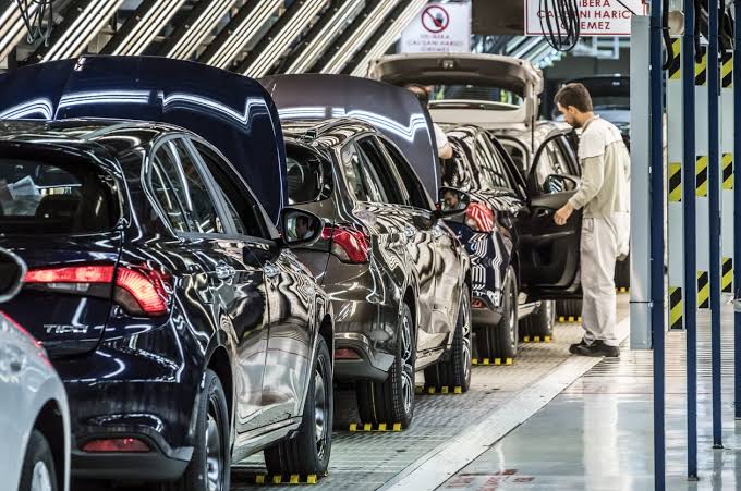 Linha de produção de uma fábrica automotiva em São Paulo