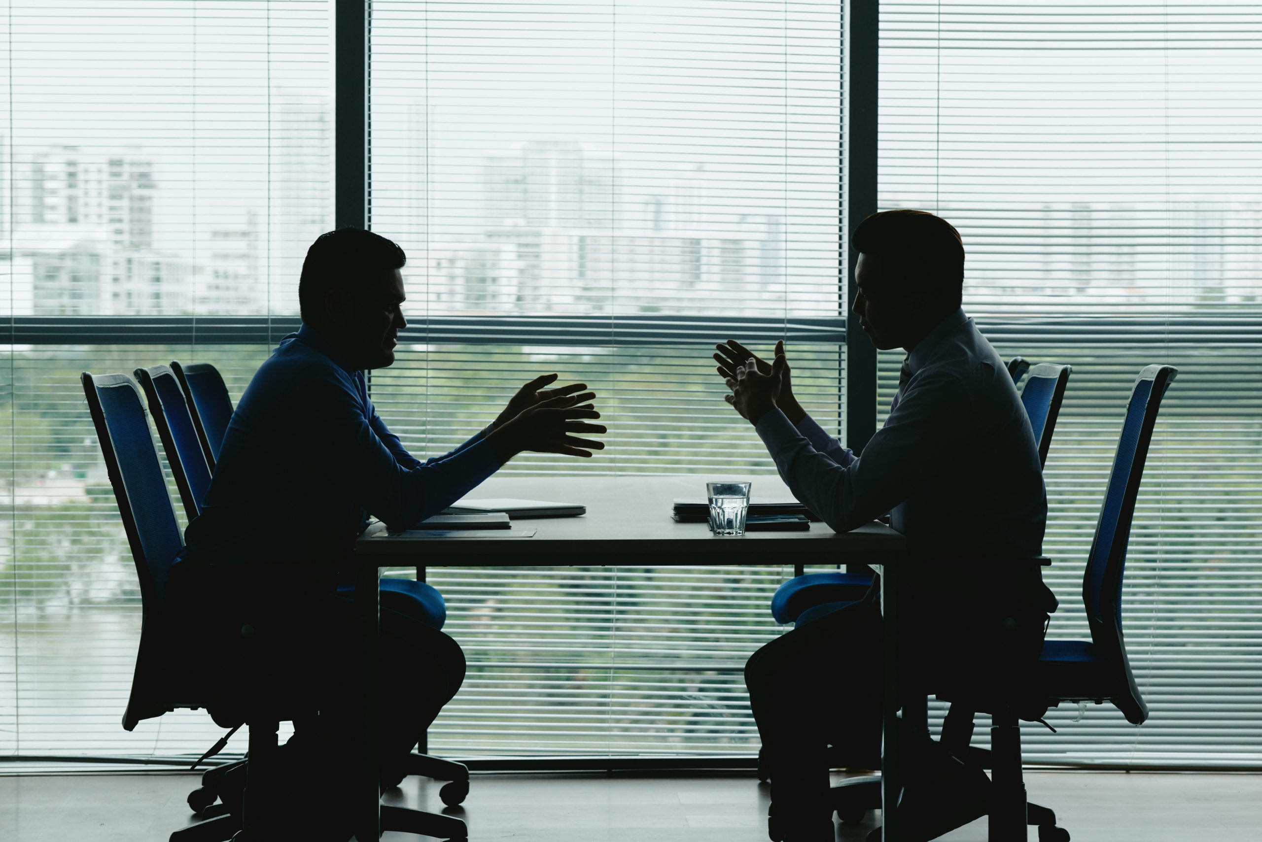 Comitê de compras B2B reunindo diferentes decisores de uma empresa